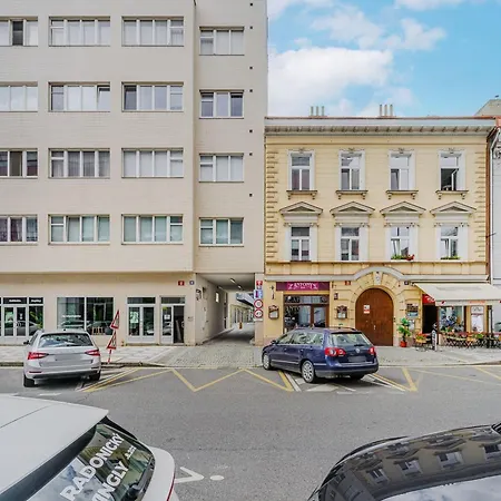 Cozy Near Krizikova Metro Lägenhet