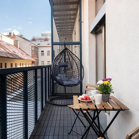 Apartment Cozy Near Krizikova Metro Prag