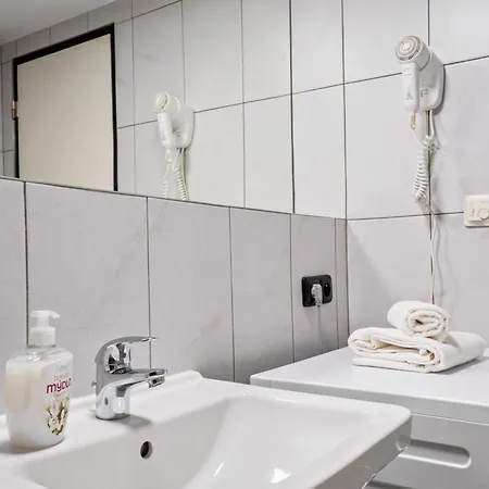 Cozy Near Krizikova Metro Lägenhet *