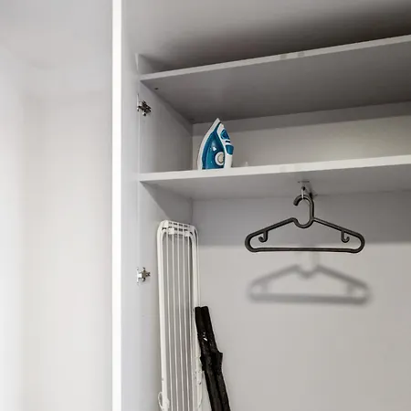 Lägenhet Cozy Near Krizikova Metro