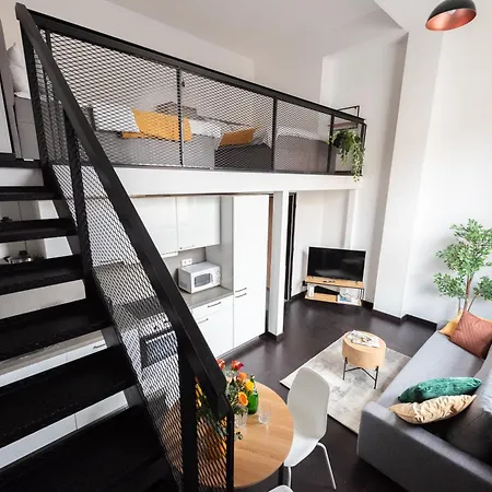 Cozy Near Krizikova Metro Apartment *