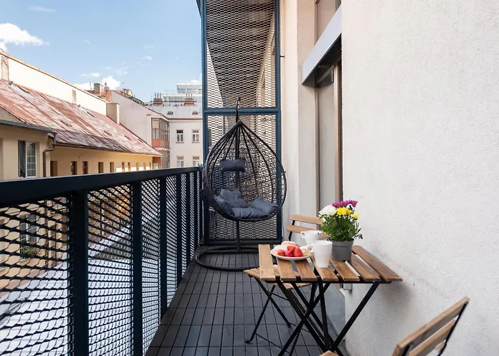 Lägenhet Cozy Near Krizikova Metro Prag